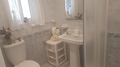 TarxienSt Gabriel's的白色的浴室设有卫生间和水槽。
