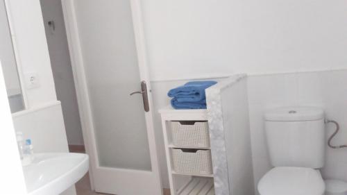 卡拉恩·布拉內斯Grupoandria Villa Dora的白色的浴室设有卫生间和水槽。