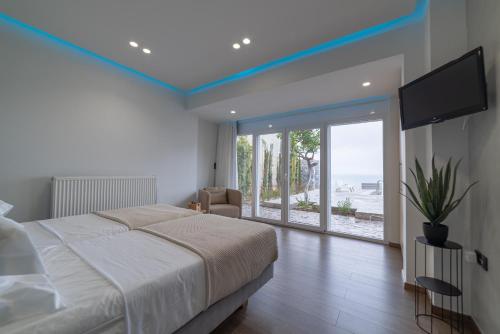 阿齐亚佩拉加"BlueVedere" Sea View Luxury Villa的一间卧室设有一张大床和一个大窗户