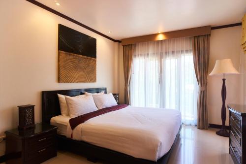 甲米镇Ananda Private Pool Villa, Ao Nang的一间卧室设有一张大床和一个窗户。