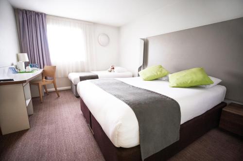 北安普敦钟楼北安普敦酒店的酒店客房配有两张床和一张书桌