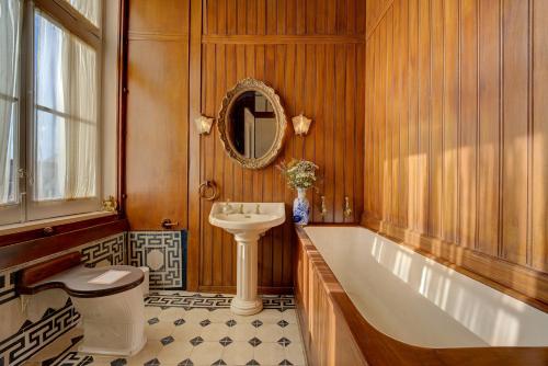 里斯本Palacio das Especiarias的带浴缸、卫生间和盥洗盆的浴室