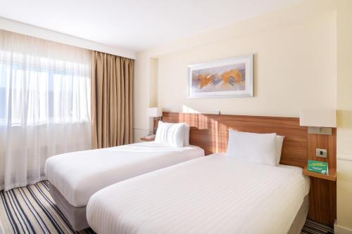 查塔姆罗切斯特查塔姆酒店的酒店客房设有两张床和窗户。