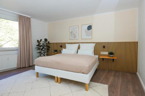 波鸿80qm Luxuriöse Designerwohnung im Herzen Bochums的白色的卧室设有床和窗户