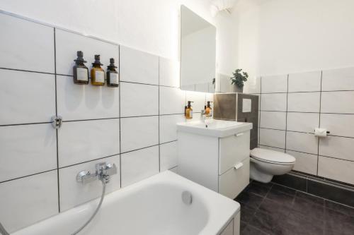 波鸿80qm Luxuriöse Designerwohnung im Herzen Bochums的白色的浴室设有水槽和卫生间。