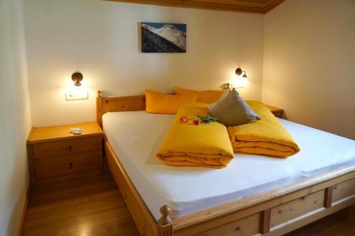 马莱斯韦诺斯塔Sesvennahof的一间卧室配有一张带黄色毯子和枕头的床