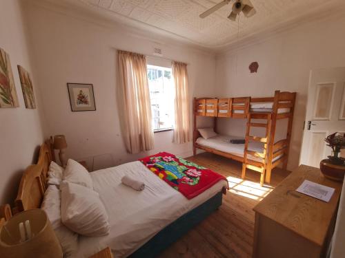 约翰内斯堡Melville House的一间小卧室,配有一张床和一张双层床