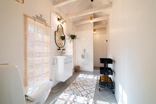 库尔迪加i’dille Brīvdienu māja的一间带卫生间、水槽和镜子的浴室