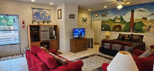 奇蒂豪克KD by the Sea的客厅配有红色家具和电视
