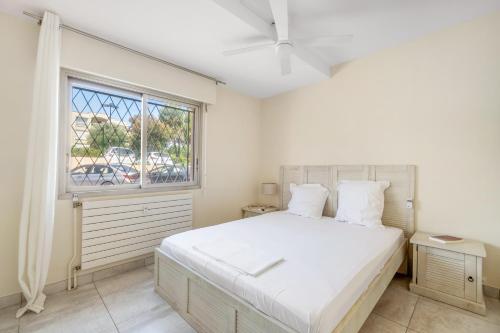 戈尔夫瑞昂伊甸园艾苏尔公寓式酒店的卧室设有一张白色大床和一扇窗户。