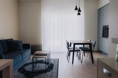 派尔努Vesiroosi Apartments - Apartment 2的客厅配有沙发和桌椅