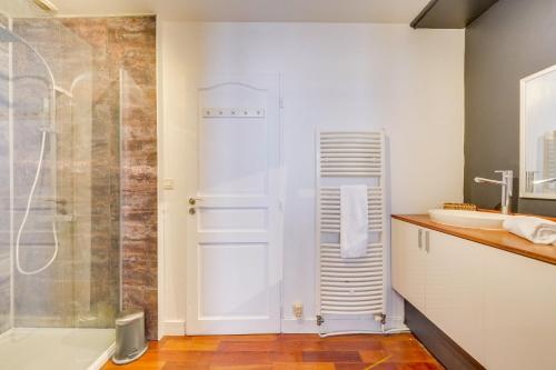 波尔多Le 22 - Magnifique appartement en plein cœur des Chartrons的带淋浴和盥洗盆的浴室