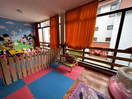阿赫洛伊Famagusta Antoniya的儿童间,配有婴儿床和麦克奇老鼠壁画
