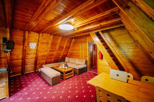 潘波洛沃Complex Malina Pamporovo的小屋内配有沙发和桌子的房间