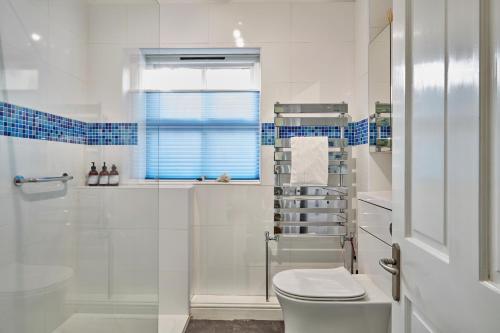 马拉扎恩Ocean Villas的白色的浴室设有卫生间和淋浴。