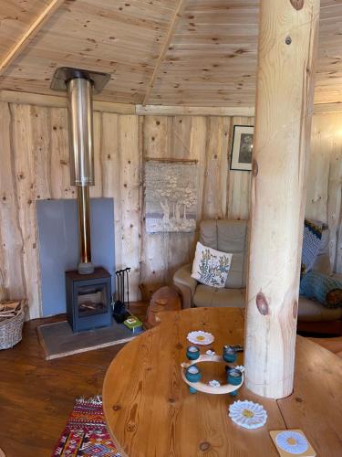 约克Acorn Glade Glamping的客厅配有桌子和燃木炉。