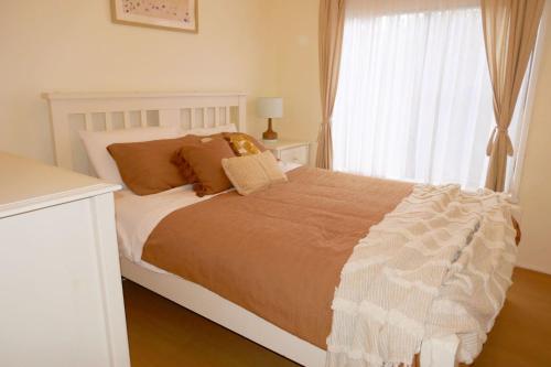 日落大道Gemsbay at Sunderland Bay的一间卧室设有一张床和一个窗口