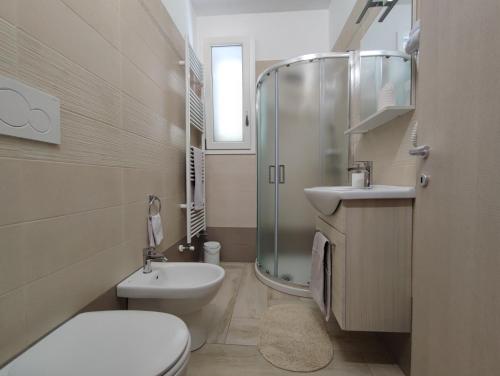 托雷拉皮罗SEA ROOM A TORRE LAPILLO - Guest House的浴室配有卫生间、盥洗盆和淋浴。