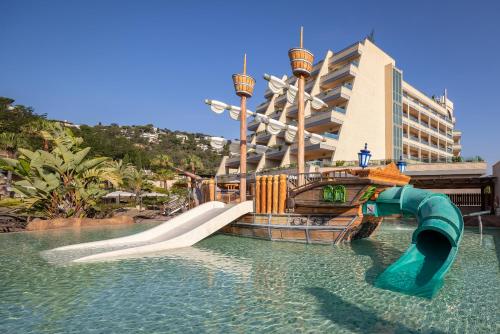 滨海托萨Golden Bahía de Tossa & Spa 4* Sup.的酒店前的水滑梯