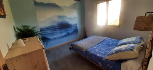 ChavanodISA ET LIO的卧室配有一张床,墙上挂有绘画作品