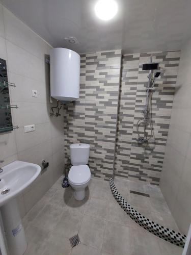 高尼奥Gonio Superior的一间带卫生间和水槽的浴室