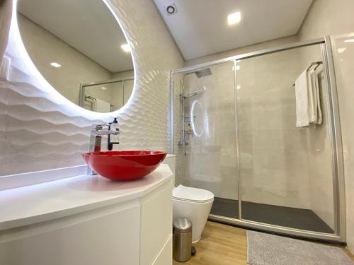 塞图巴尔Canto Doce的一间带红色水槽和淋浴的浴室