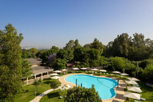 赛德内赫姆亚The Village- Jordan Riverside Travel Hotel的享有带游泳池的度假村的空中景致