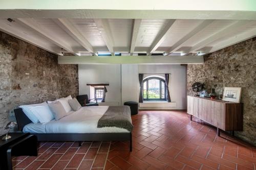 SorengoCasa Brocchi by Quokka 360 - unique design house with garden的一间卧室设有一张床和石墙