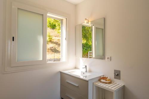 Santa-Reparata-di-Balagna巴加多恩度假酒店的白色的浴室设有水槽和窗户。