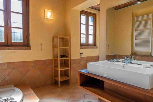 Castelnuovo della MisericordiaAgriturismo Scaforno Vacanze的浴室配有大型白色浴缸和水槽