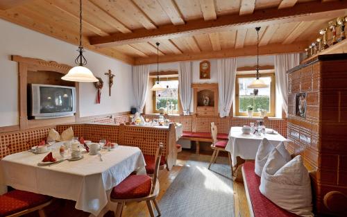克森施密特小屋旅馆的一间在房间带两张桌子和椅子的餐厅