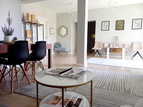 阿尔布费拉Feliz Algarve的客厅配有带杂志的桌子
