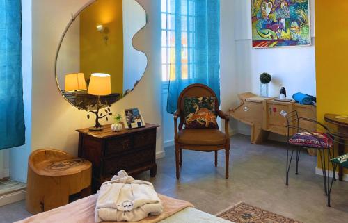 尼斯鸿兰德菲亚纳宫殿公寓的一间带镜子、一张床和一张书桌的卧室