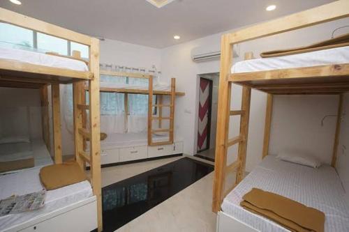 达沃市pennywise homestay hostel的客房设有三张双层床和一扇窗户。