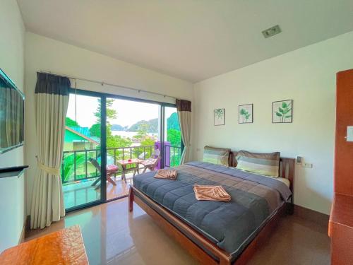 皮皮岛View Garden Resort的一间卧室设有一张床和一个阳台