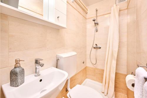 乌马格Lina apartments的浴室配有卫生间、盥洗盆和淋浴。