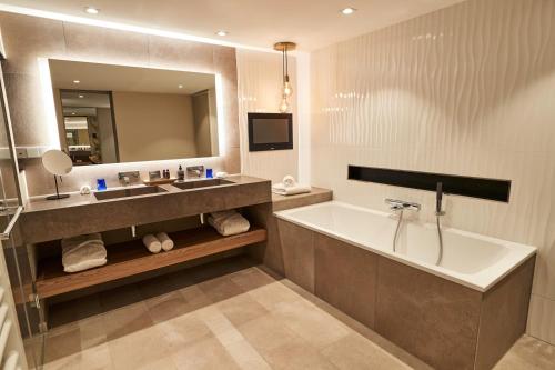 汉堡汉堡施泰根博阁酒店的带浴缸、水槽和镜子的浴室