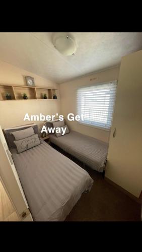 斯凯格内斯Amber’s Get Away的一间卧室设有一张床和一个窗口