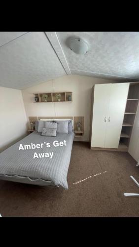 斯凯格内斯Amber’s Get Away的一间卧室配有一张床和白色橱柜