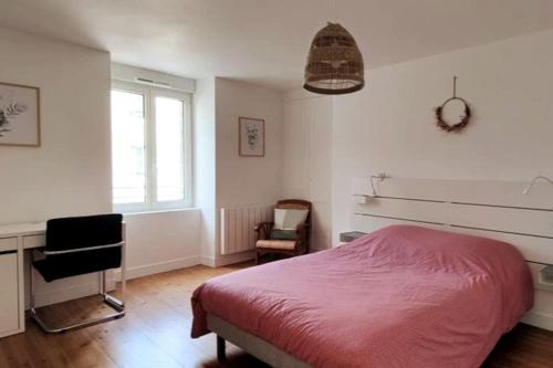 格朗维尔Belle époque的一间卧室配有一张床、一张书桌和一个窗户。
