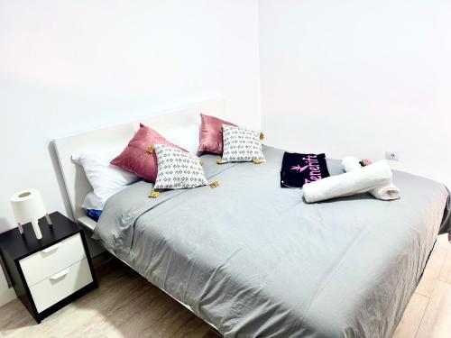 阿罗纳Cozy apartament Los Cristianos的一张床上,里面有很多枕头