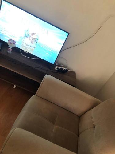 伊斯坦布尔Coolest Appartement 2+1 Furnished的带沙发和平面电视的客厅