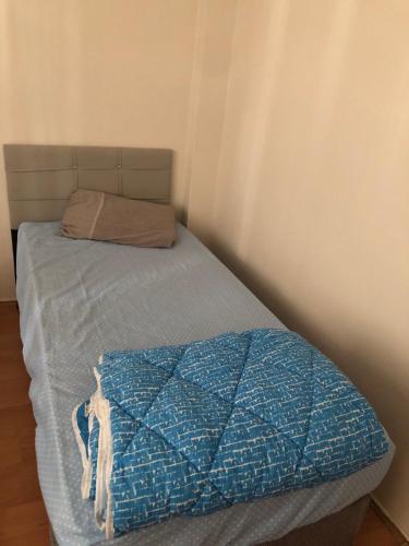 伊斯坦布尔Coolest Appartement 2+1 Furnished的一张带蓝色棉被和枕头的床