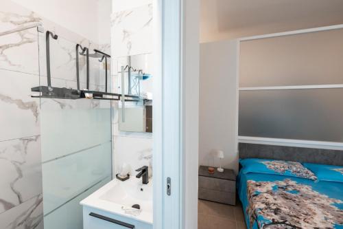 CaltabellottaLA MANDORLA Luxury Rooms的一间带床和水槽的浴室