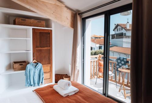 比亚里茨Biarritz Surf Lodge Chambre d'hôtes的一间卧室设有窗户,享有阳台的景色