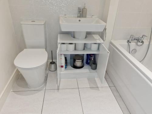德比Mills Home Stays的浴室配有盥洗盆、卫生间和浴缸。