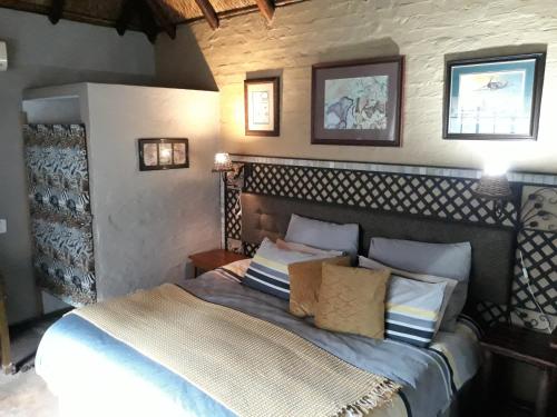 伯诺尼African Silhouette Guesthouse的卧室配有一张床
