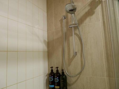 墨尔本Caulfield Village Apartment的浴室内配有淋浴和头顶淋浴
