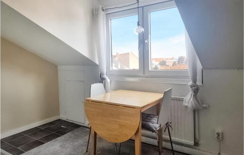 斯塔德Amazing Apartment In Ystad With 1 Bedrooms的窗户客房内的桌椅