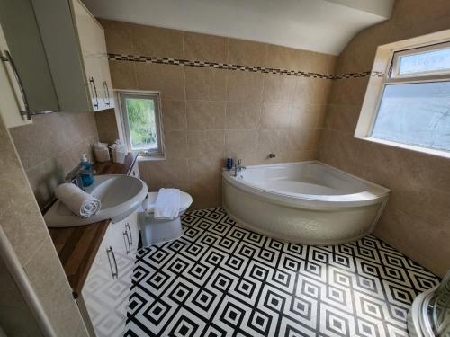 伯明翰Solihull Shared House的带浴缸和盥洗盆的浴室